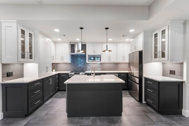 Building Photo - 2223 Hialeah Dr