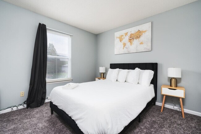 Building Photo - 2155 Shadowbrook Dr