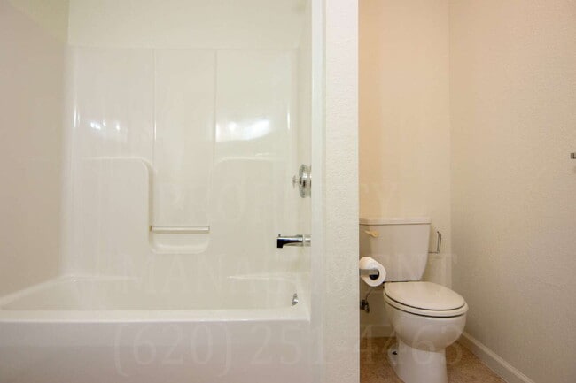 Building Photo - 2 bedroom, 2 bath duplex in Oklahoma