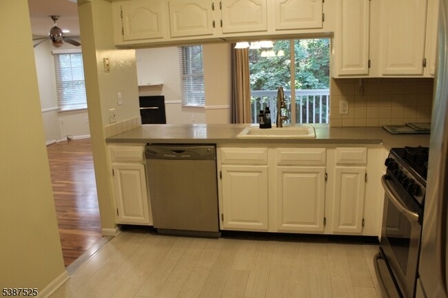Building Photo - 75 Quartz Ln
