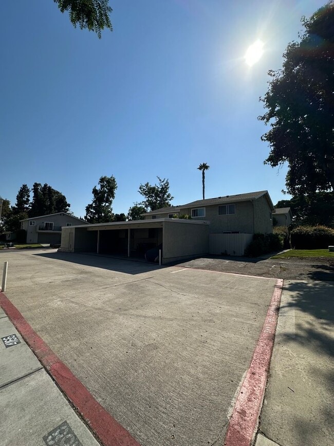 Building Photo - CHARMING 2-BEDROOM TOWNHOME IN GENESEE HIG...