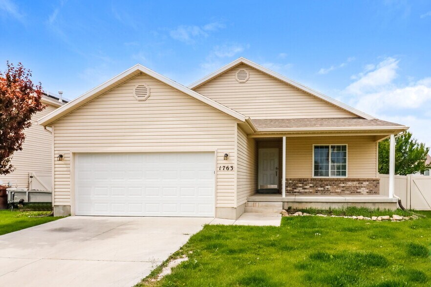 Primary Photo - 1763 E Independence Way