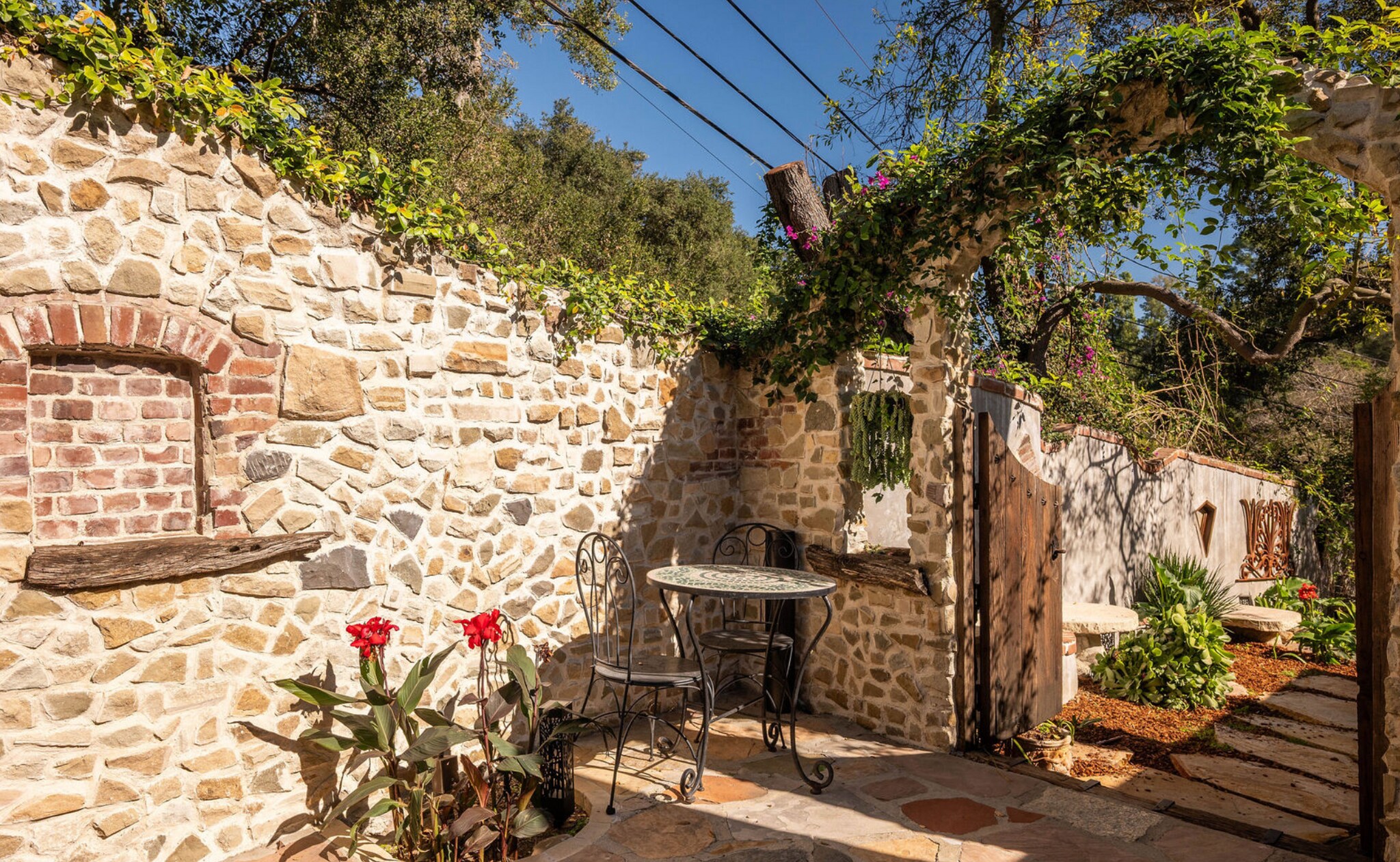 Building Photo - 8978 Wonderland Ave