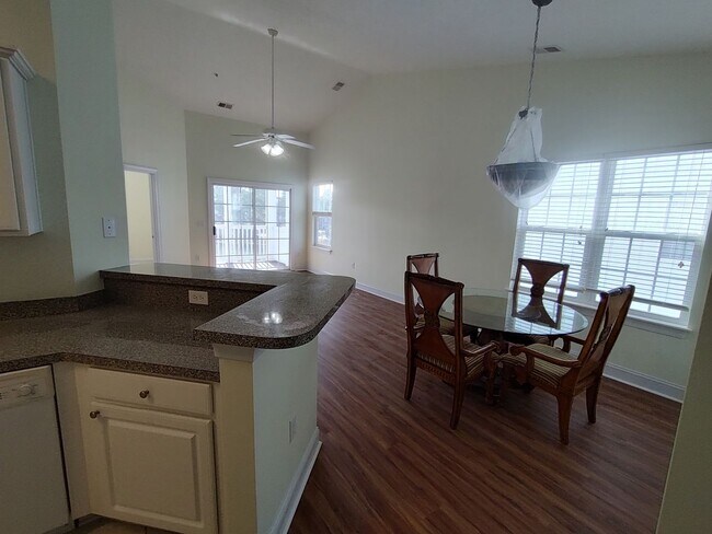 Building Photo - MOVE IN READY! 3rd Floor Condo with BEAUTIFUL Pond View! Central Location!