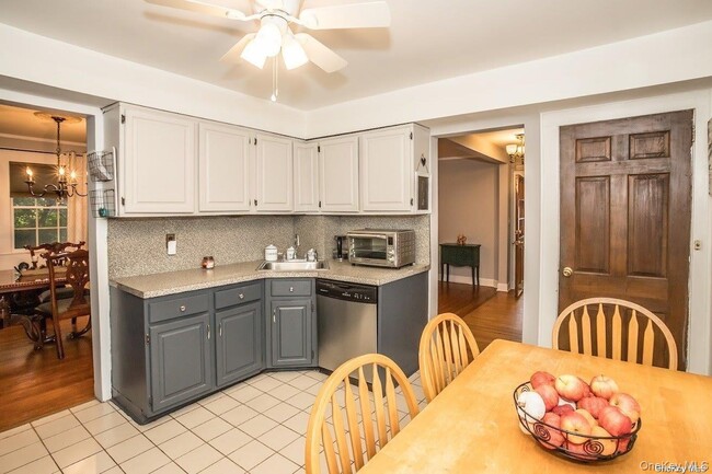 Building Photo - 2 Elm Pl