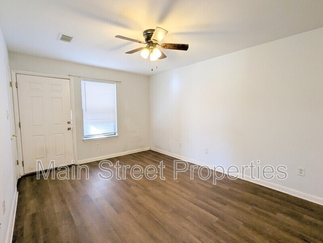 Building Photo - 3202 Redwood Ln