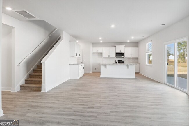 Building Photo - 323 Fox Tail Dr