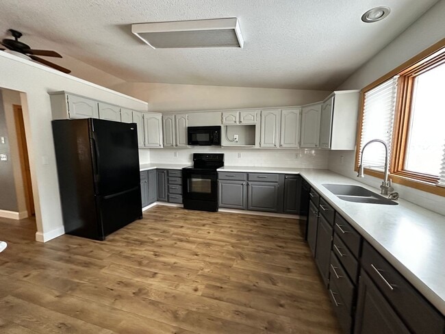 Building Photo - Lovely 3 Bedroom 2 Bath home in great location