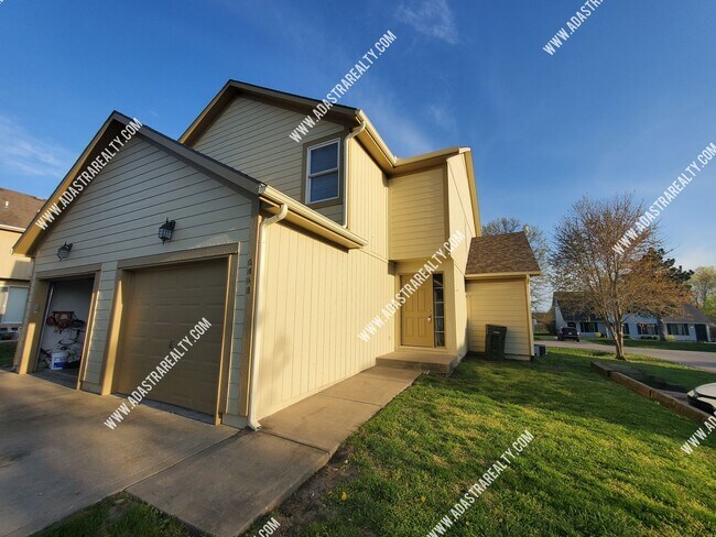 Building Photo - Beautiful and Spacious Louisburg Townhome-Available in MAY!!
