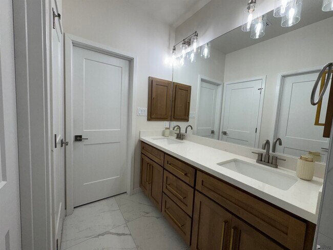 Building Photo - 4706 E Ortega St