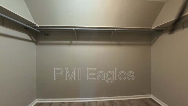Building Photo - 504 Willow Ln