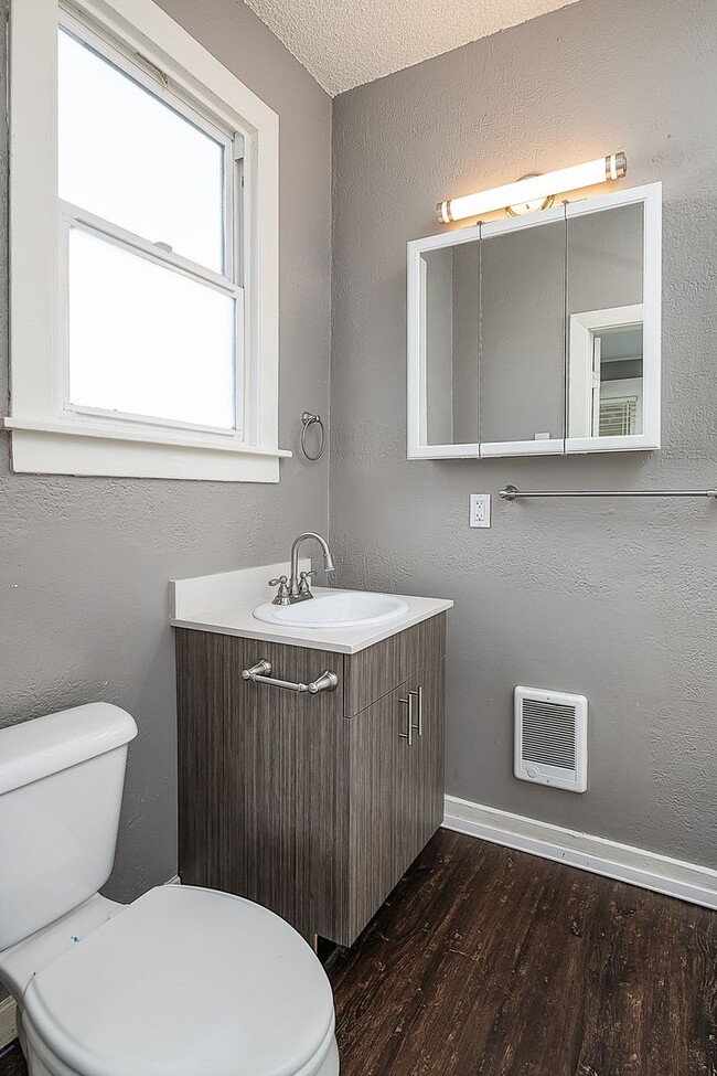 Building Photo - Beautiful 2nd floor corner unit!