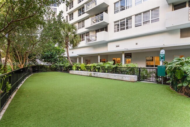 Building Photo - 1500 Bay Dr E