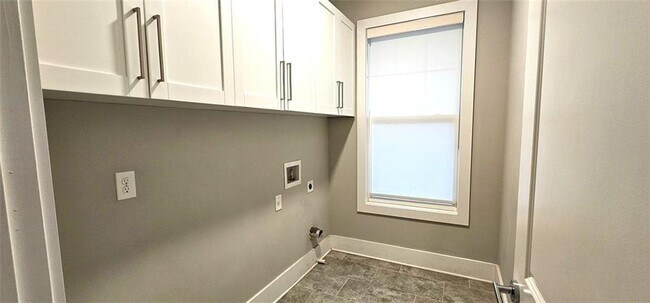 Building Photo - 1993 Memorial Dr SE