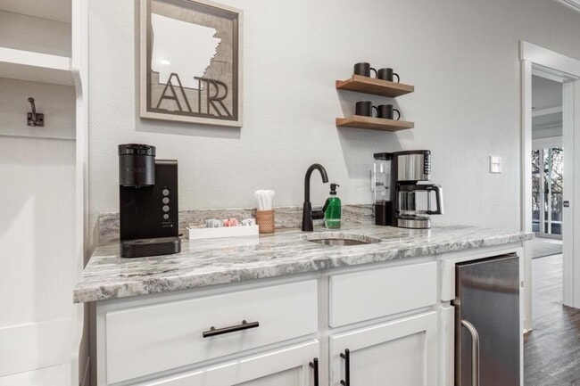 Building Photo - 117 Lookout Point