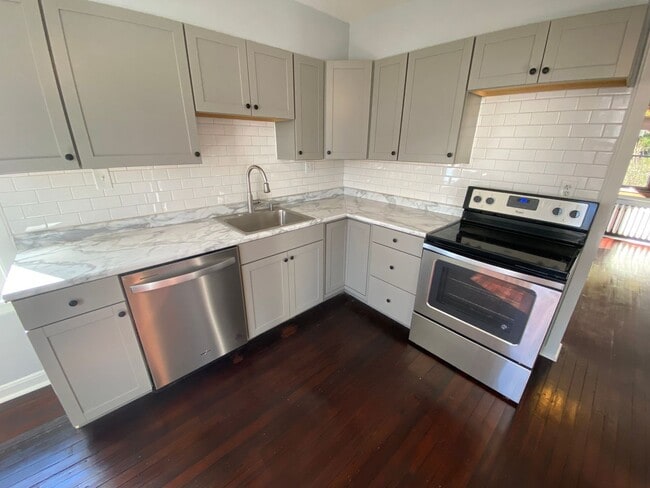 Building Photo - Large, Three-Bedroom Home in Devou Park