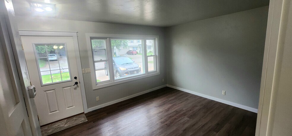 Building Photo - 1376 W Hiawatha Dr