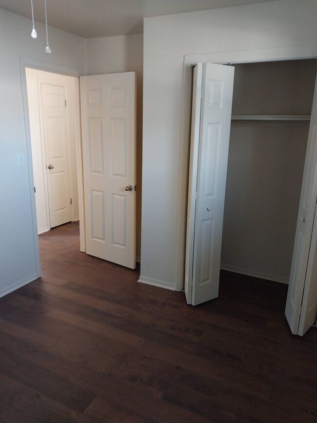 Building Photo - Central location | Lots of natural light