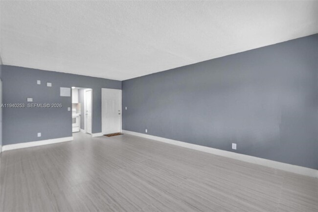 Building Photo - 101 SE 6th Ave