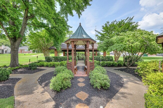 Building Photo - 203 W Cedar St