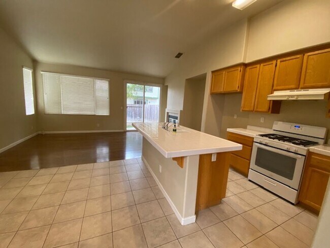 Building Photo - ~Beautiful 3 Bed 2 Bath House in Santa Rosa~