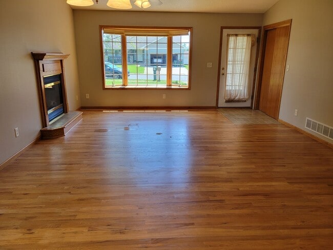 Building Photo - 3 Bedroom Twin Home