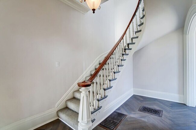 Building Photo - 2701 Cleinview Ave