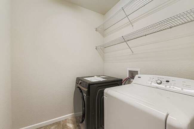 Building Photo - Beautiful 5 Bedroom Home for Rent in Anthem Community