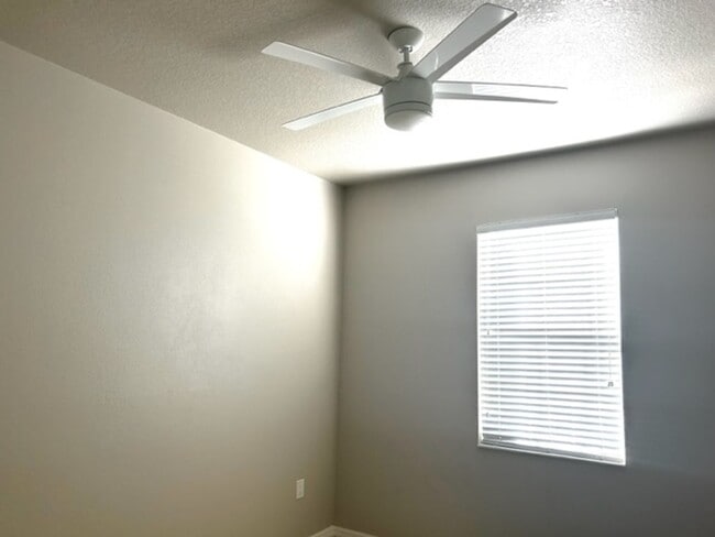 Building Photo - 3 2.5 - TOWNHOUSE IN PARKRIDGE - CLOSE TO ...