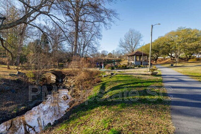 Building Photo - 204 E Park Ave