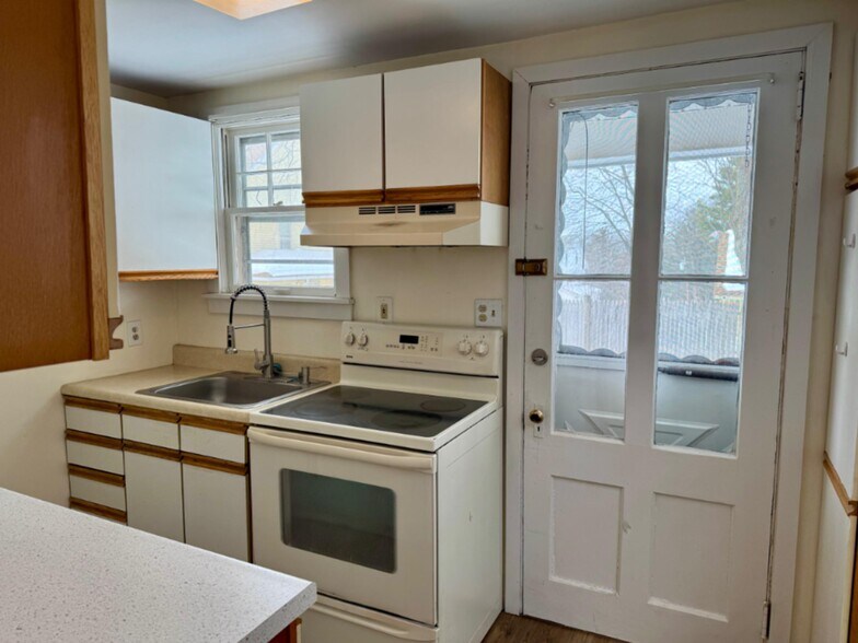 Building Photo - 123 Center St