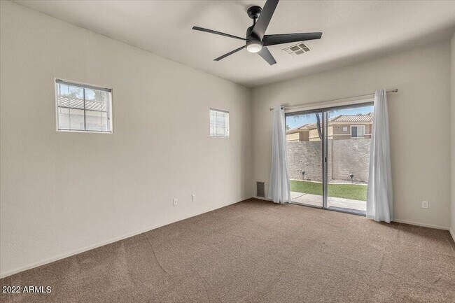 Building Photo - 902 E Madeline Dr