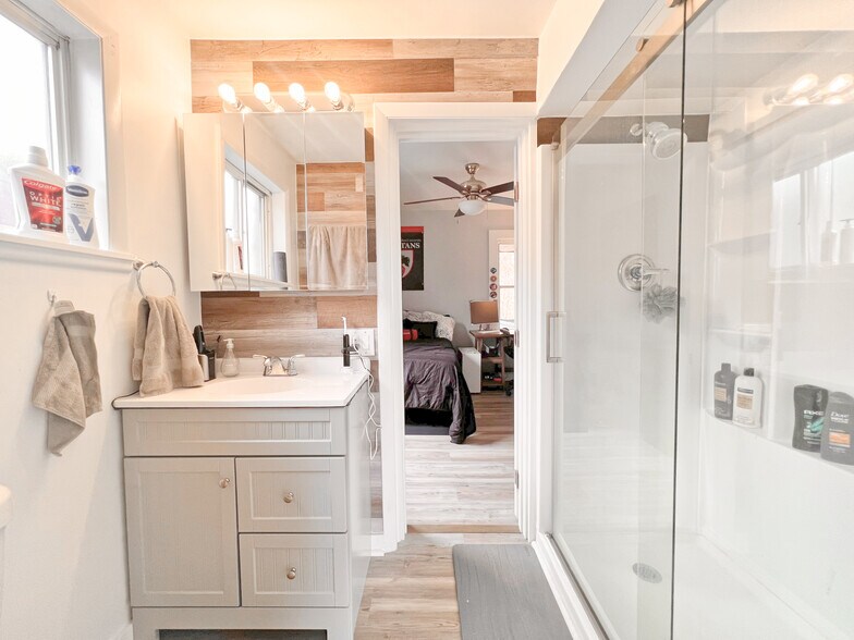 Building Photo - 5737 Hobart St