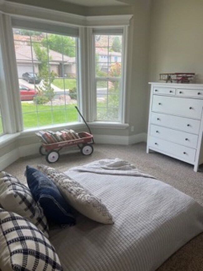 Building Photo - Very Spacious 6 bedroom home with amazing ...