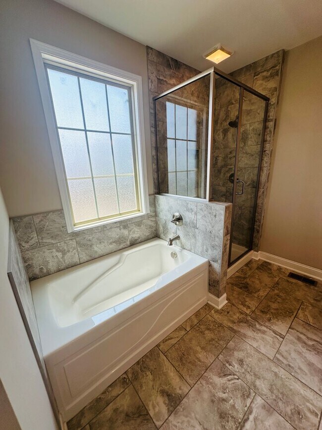 Building Photo - Incredible views 4 bed / 2.5 bath, master on main