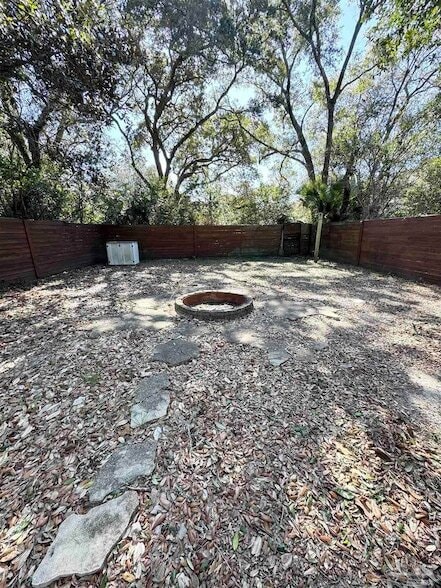 Building Photo - 1010 Hawthorn Dr