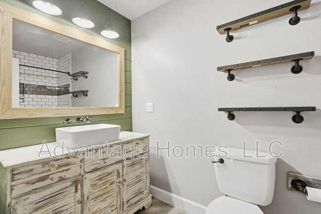 Building Photo - 11516 N Windsor Ave