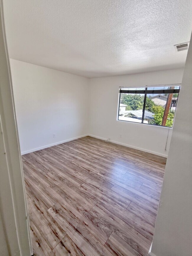 Building Photo - Beautiful 2 Bed / 1.5 Bath Two-Story Condo...