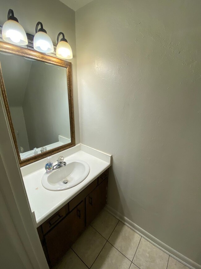 Building Photo - Gorgeous 2 Bedroom 1.5 Bathroom Townhouse ...