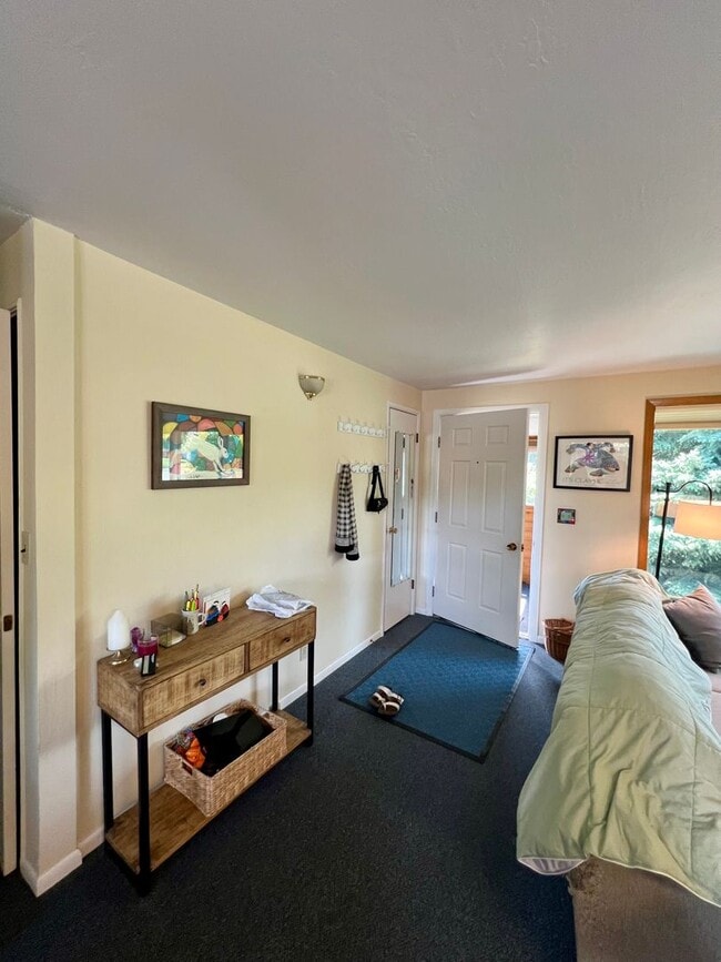 Building Photo - Available Nov 1st / Furnished / 1-Car Gara...