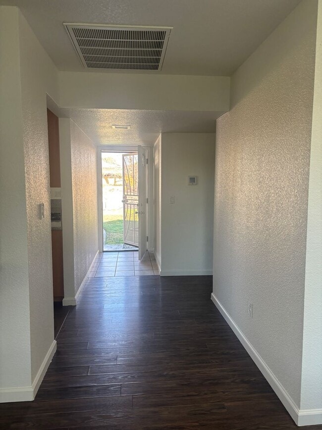 Building Photo - Central Roseville, Close to Shopping and Parks, 3 Bedroom 2 Bathrooms, 1536sq feet