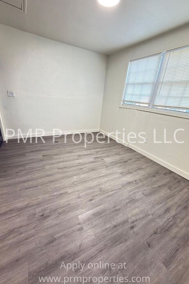 Building Photo - 4 Bedrooms / 2 Bathrooms House