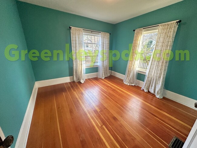 Building Photo - Awesome 3-Bedroom, 2-Bathroom House betwee...