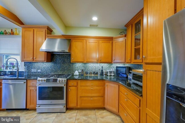 Building Photo - 4504 Highland Ave