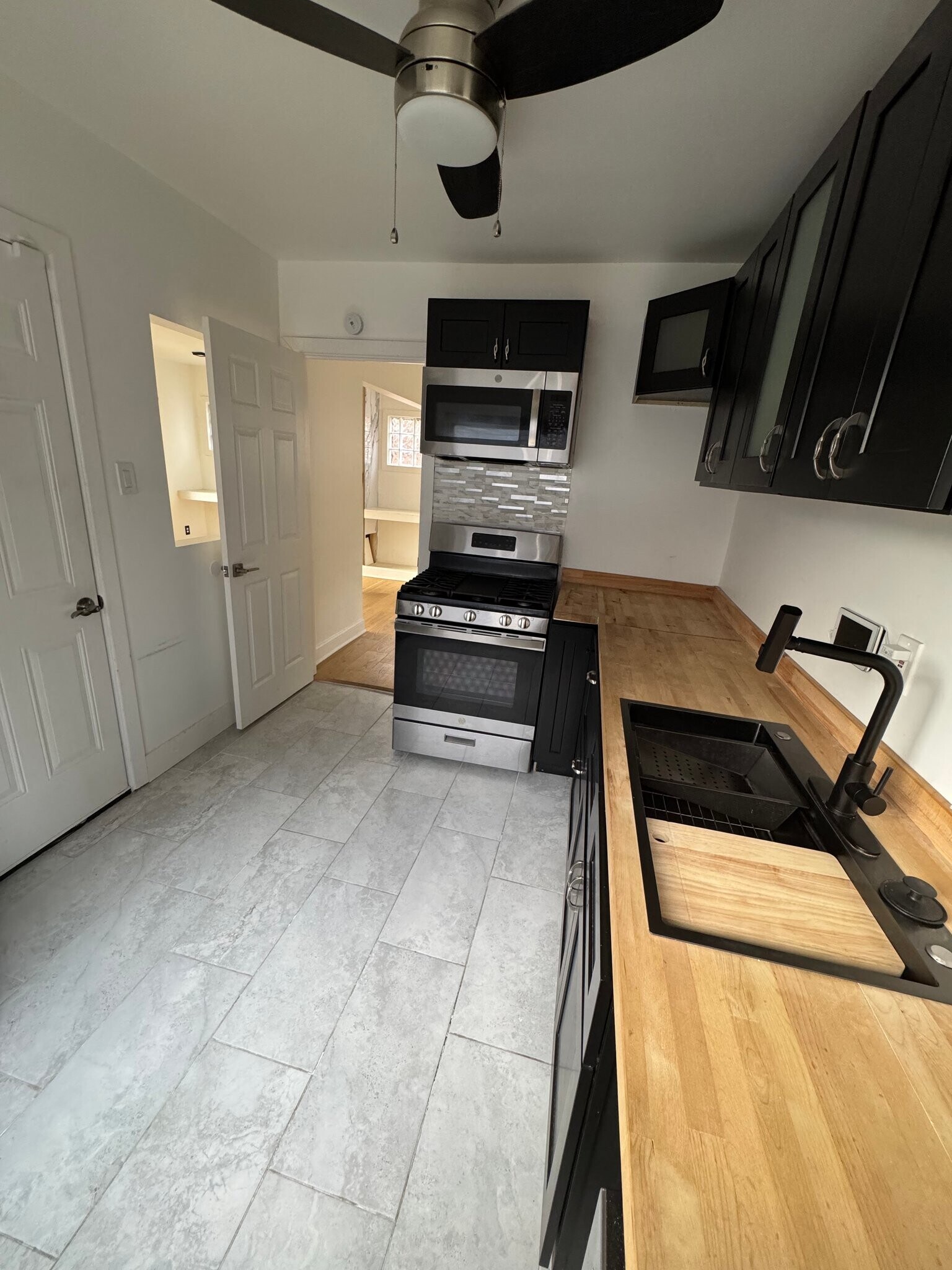 Building Photo - 15318 Murray Hill St