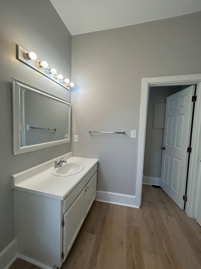 Building Photo - 422 Chestnut St