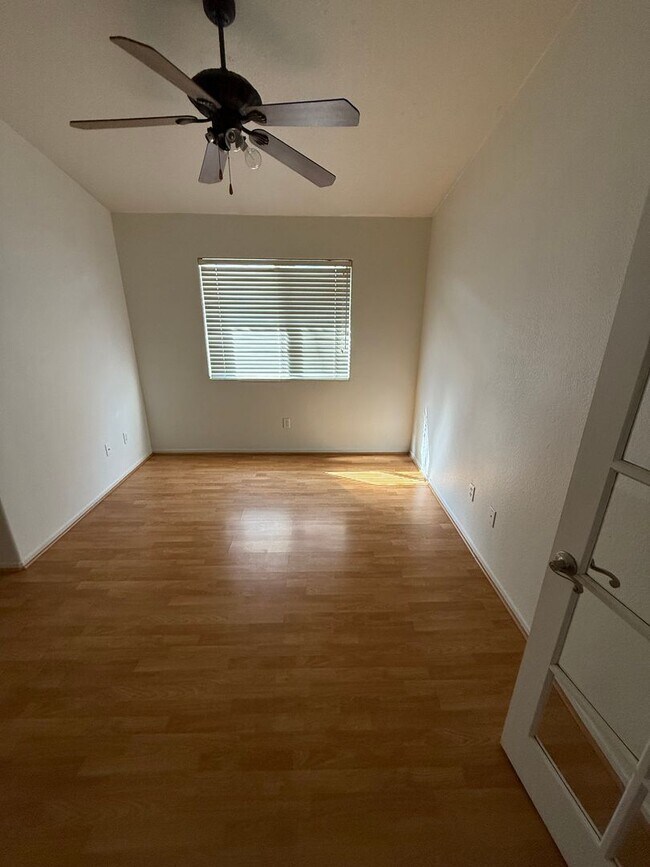 Building Photo - Single-Story 3 Bed, 2 Bath Home with Firep...