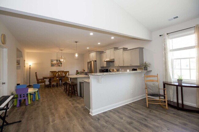 Building Photo - "Spacious 4-Bedroom Gem with 3 Full Baths - 2344 Sq Ft of Comfort on Stackhouse Drive!"