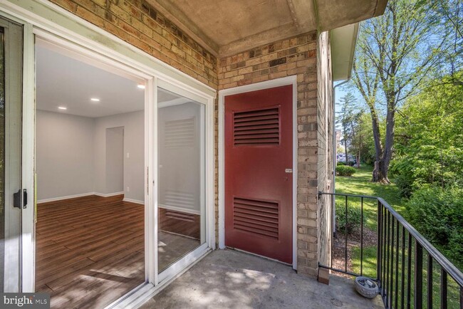 Building Photo - 3860 Lyndhurst Dr