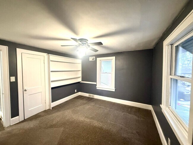 Building Photo - Three bedroom two bathroom home for rent